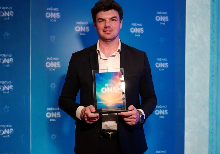 Bruno Isolani, Diretor de Operações da ISA ENERGIA BRASIL, com o Prêmio ONS Qualidade na Operação